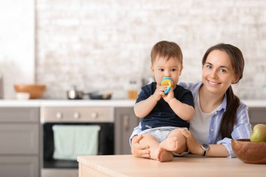Evde mutfakta Nibbler ile anne ve onu küçük oğlu