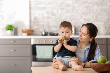 Evde mutfakta Nibbler ile anne ve onu küçük oğlu