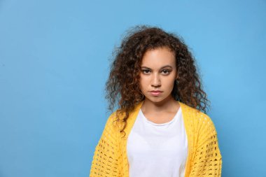 Renk arka plan üzerinde güzel Afrikalı-Amerikalı kadın