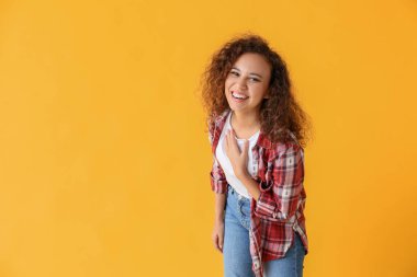 Mutlu Afrikalı-Amerikalı kadın renkli arka plan üzerinde