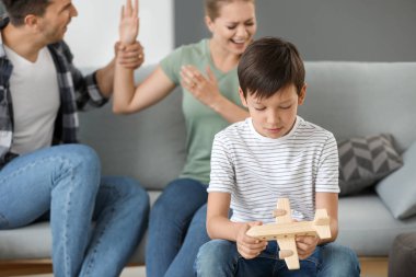 Küçük çocuk ve kavgacı ailesi evde