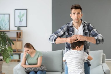 Alyans çalan babasına sarılan küçük çocuk. Boşanma kavramı