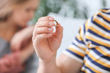 Evde alyanslı adam, yakın çekim. Boşanma kavramı