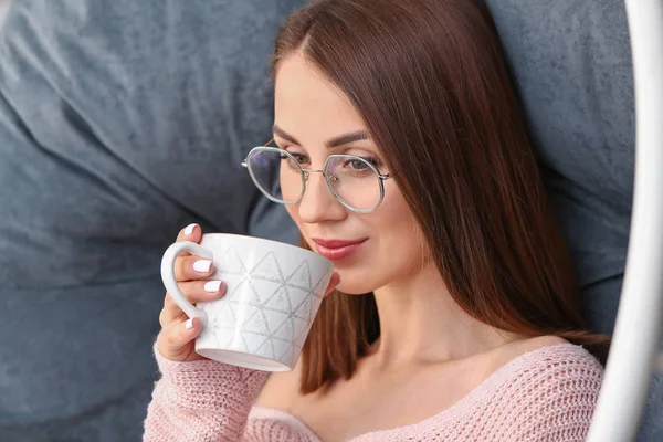 Красива молода жінка п'є чай вдома — стокове фото