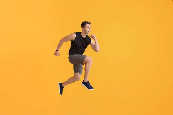 Correr joven sobre fondo de color — Foto de Stock