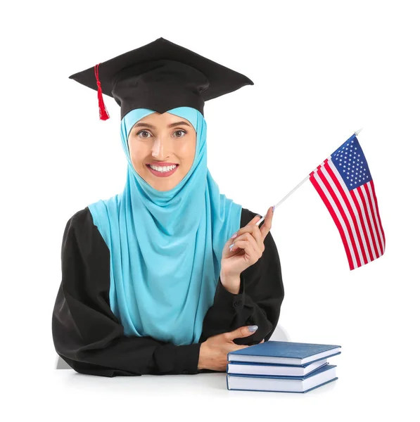 Graduada musulmana con bandera de Estados Unidos sobre fondo blanco — Foto de Stock