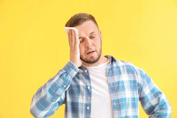 Man har panikattack på färg bakgrund — Stockfoto