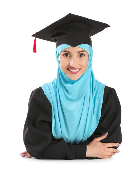 Выпускница мусульманки на белом фоне — стоковое фото