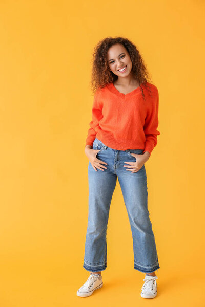 Счастливая афроамериканка на цветном фоне
