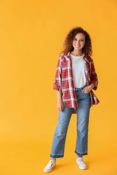 Mulher afro-americana feliz no fundo de cor — Fotografia de Stock