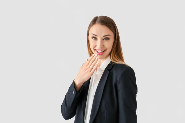 Schöne junge Geschäftsfrau auf weißem Hintergrund — Stockfoto