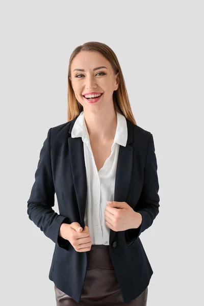 Bela jovem empresária no fundo branco — Fotografia de Stock