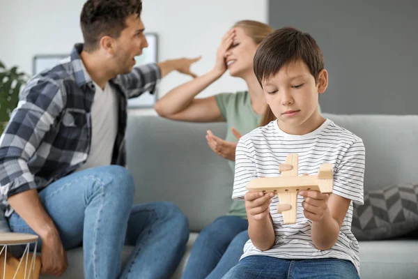 Kleiner Junge und seine streitenden Eltern zu Hause — Stockfoto