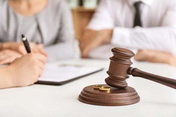 Juez martillo en la mesa en la oficina del abogado. Concepto de divorcio — Foto de Stock