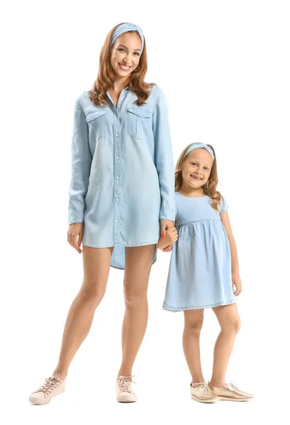 Portret van mooie vrouw met haar kleine dochter op witte achtergrond — Stockfoto