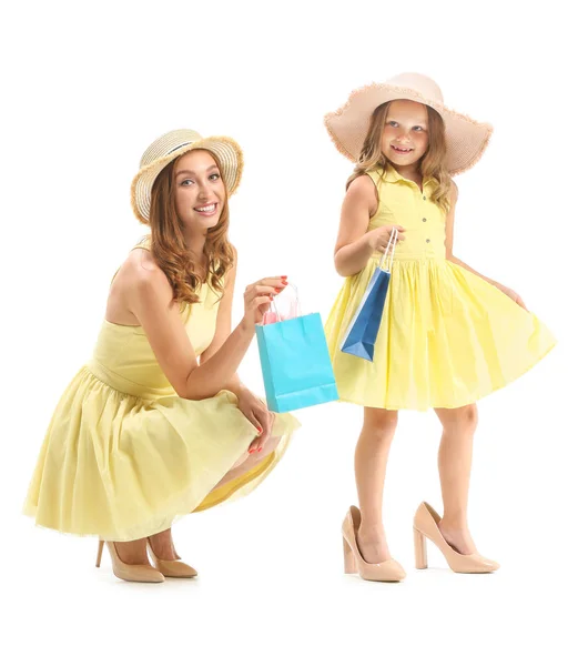 Πορτραίτο της όμορφης γυναίκας και της μικρής της κόρης με σακούλες για ψώνια σε λευκό φόντο — Φωτογραφία Αρχείου