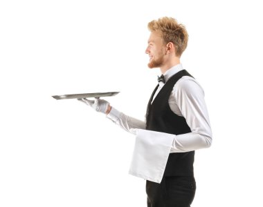 Beyaz arka plan üzerinde boş tepsi ile yakışıklı garson