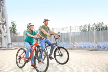 Mutlu baba ve oğul açık havada bisikletsürme