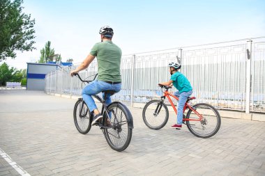 Mutlu baba ve oğul açık havada bisikletsürme