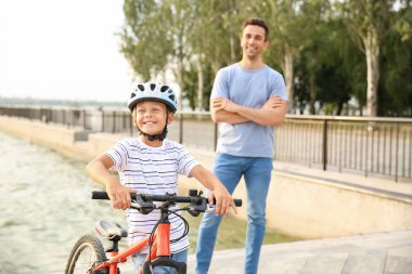 Baba ve bisiklet açık havada küçük oğlu