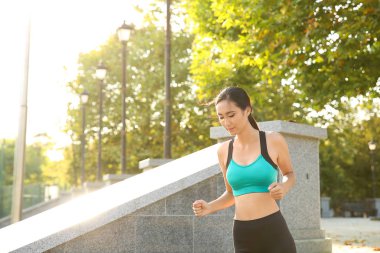 Sportif Asyalı kadın açık havada çalışan