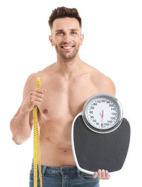 Beyaz arka planda bant ve ölçekler ölçme ile Yakışıklı kaslı adam. Kilo kaybı kavramı