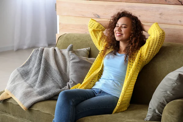 Mulher afro-americana bonita relaxando no sofá em casa — Fotografia de Stock