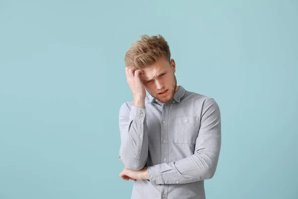 Gestreste jongeman op kleur achtergrond — Stockfoto