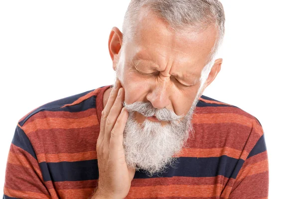 Homme âgé souffrant de maux de dents sur fond blanc — Photo