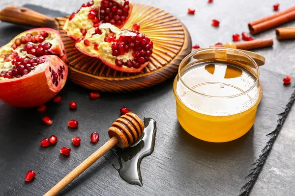 Яр з солодкого меду, пепером і гранатом на столі — стокове фото