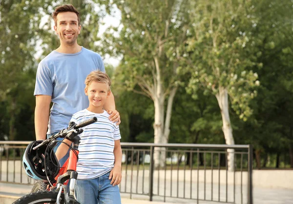 Padre y su hijito con bicicleta al aire libre —  Fotos de Stock