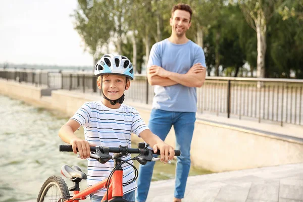 屋外で自転車を持つ父と彼の小さな息子 — ストック写真