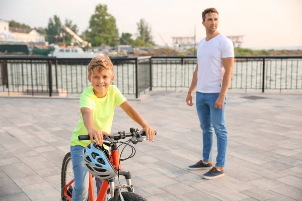 屋外で自転車を持つ父と彼の小さな息子 — ストック写真