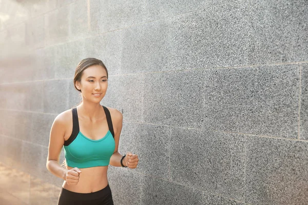 Deportiva asiática mujer corriendo al aire libre — Foto de Stock