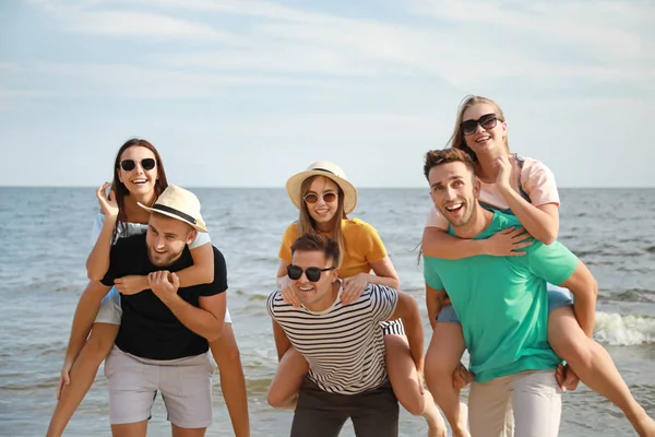 Happy friends on sea beach at resort — Stock Photo, Image