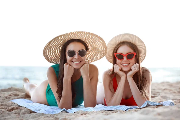 Schöne junge Frauen liegen am Strand des Resorts — Stockfoto