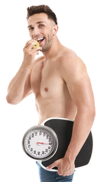 英俊的肌肉男子与苹果和鳞片在白色背景。减肥概念 — 图库照片
