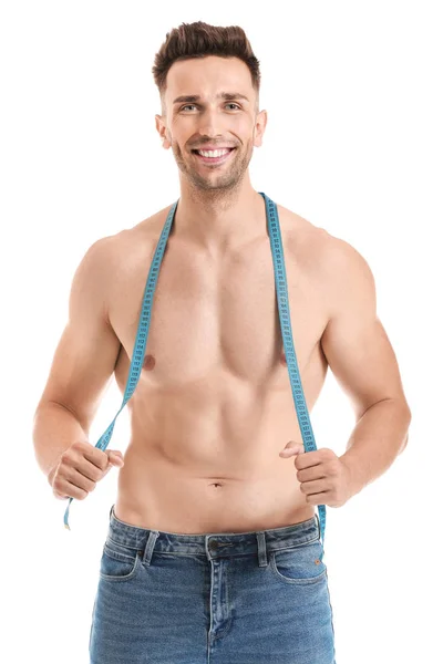 Hombre musculoso guapo con cinta métrica sobre fondo blanco. Concepto de pérdida de peso — Foto de Stock