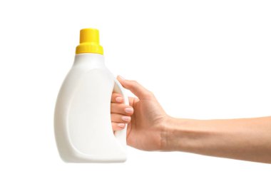 Beyaz arka planda temizleyici tutan kadın el