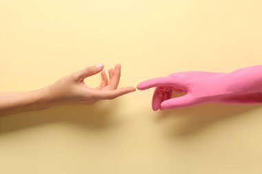 Hafif arka planda kauçuk eldiven ile kadın eller