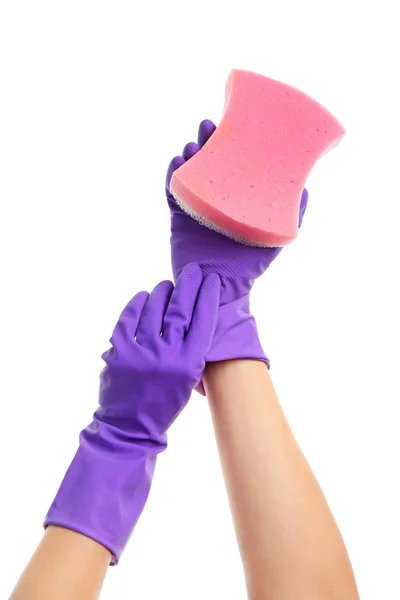 Mani femminili in guanti tenendo spugna di pulizia su sfondo bianco — Foto Stock