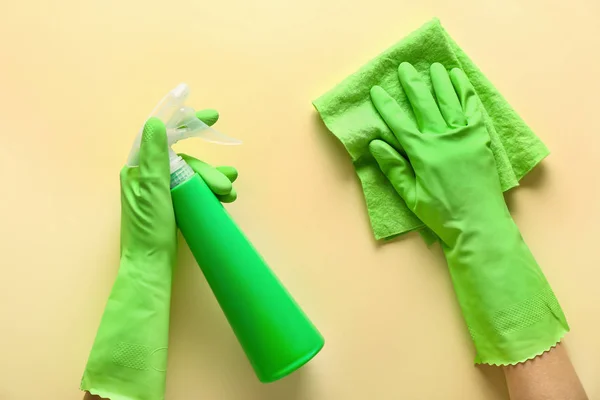 Mãos femininas em luvas com limpador e pano no fundo claro — Fotografia de Stock