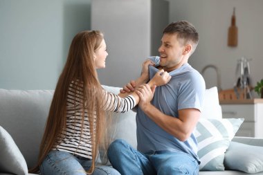 Kızgın çift evde tartışma yaşıyor