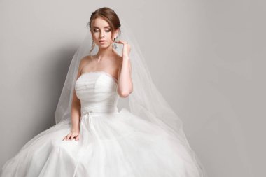 Gri arka planda güzel genç gelin portresi