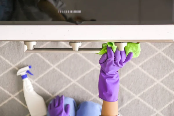 Frau putzt Backofen in Küche, Draufsicht — Stockfoto
