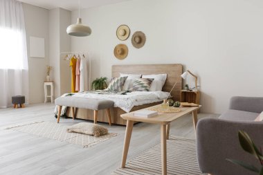 Rahat yatak odasının iç dekorasyonu çok şık.