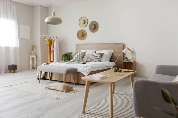 Rahat yatak odasının iç dekorasyonu çok şık.