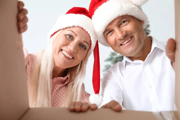 Joyeux couple mature ouvrant cadeau de Noël, vue du bas — Photo