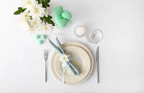 Tisch für Osterfeier gedeckt — Stockfoto