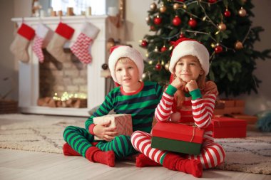 Evde Noel hediyeleri ile Sevimli küçük çocuklar